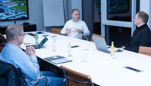 Christoph Spies (links) und Frank Niemann (Mitte) im Gespräch mit Redakteur Karsten Grosser. FOTO: STEFAN GELHOT