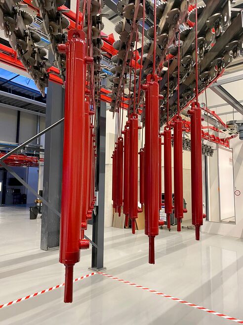 Fertig lackierte Zylinder werden im Fertigwarenspeicher gesammelt