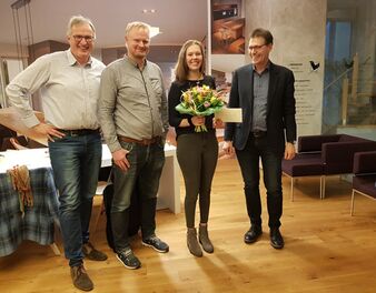 von links nach rechts:  Der Vorstand Ansgar Linnemann, Andreas Henseler, Maren Wälker als Gewinnerin sowie Torsten Bispink als 1. Vorsitzender